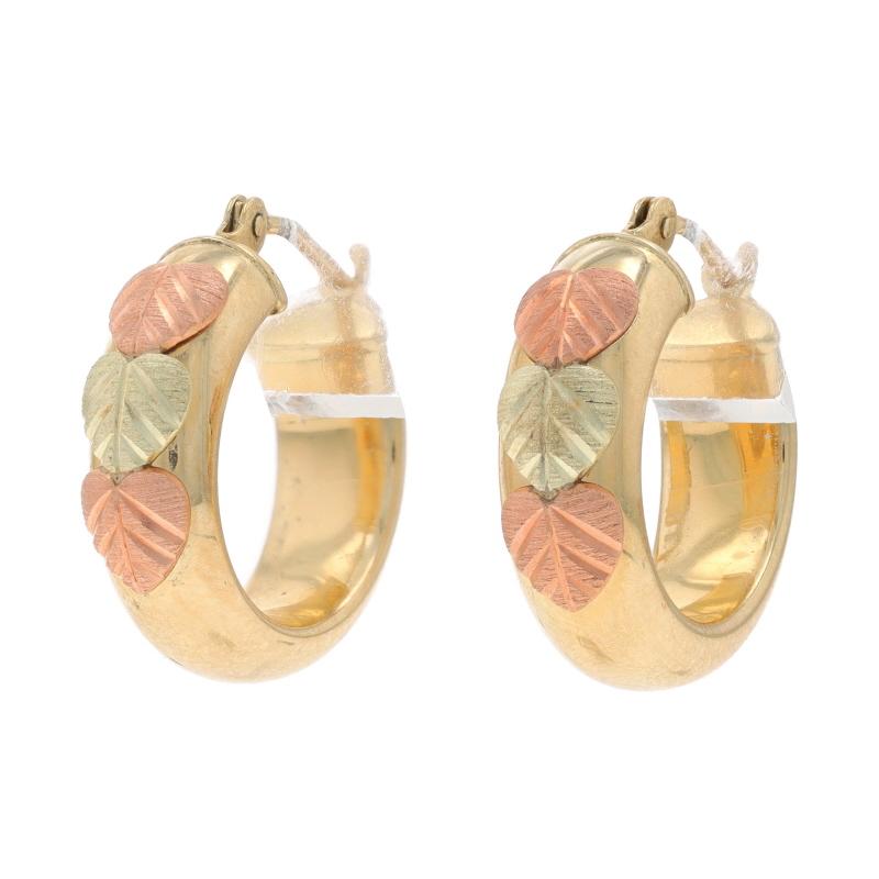 Boucles d'oreilles en or jaune Black Hills - 12k Leaves Pierced Excellent état - En vente à Greensboro, NC