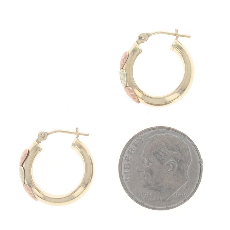 Boucles d'oreilles en or jaune Black Hills - 12k Leaves Pierced Pour femmes en vente