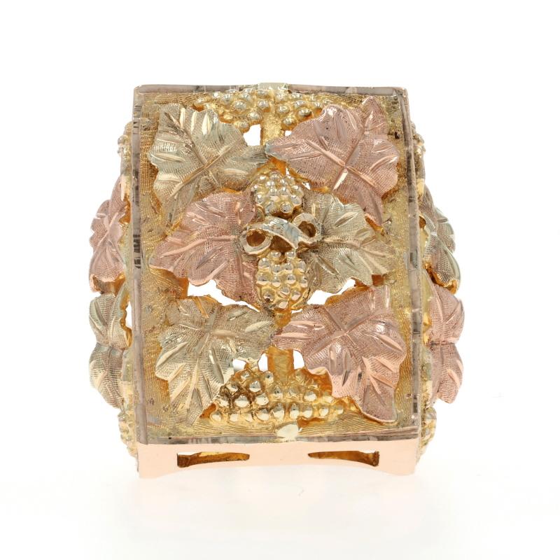 Talla: 12 1/2
Tasa de tallaje: Una talla más por 80 $ o una talla menos por 40 $.

Diseño:  Oro de las Colinas Negras

Contenido de metal: Oro amarillo de 10 quilates y oro rosa de 10 quilates

Estilo: Declaración
Tema: Racimos y hojas de