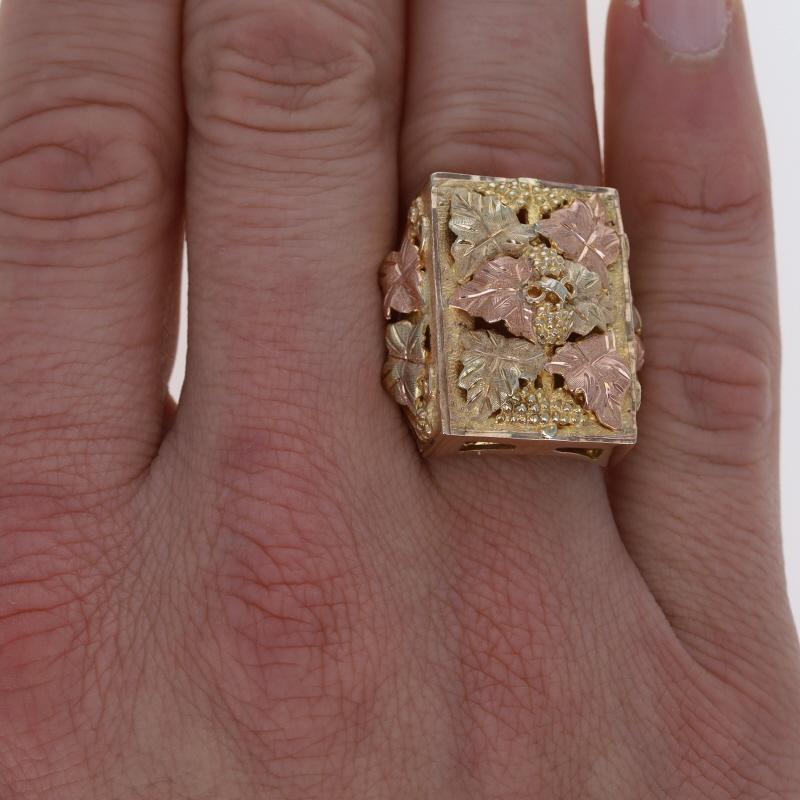 Anillo para hombre de oro amarillo Black Hills - 10k Racimos y hojas de uva en Excelente estado para la venta en Greensboro, NC