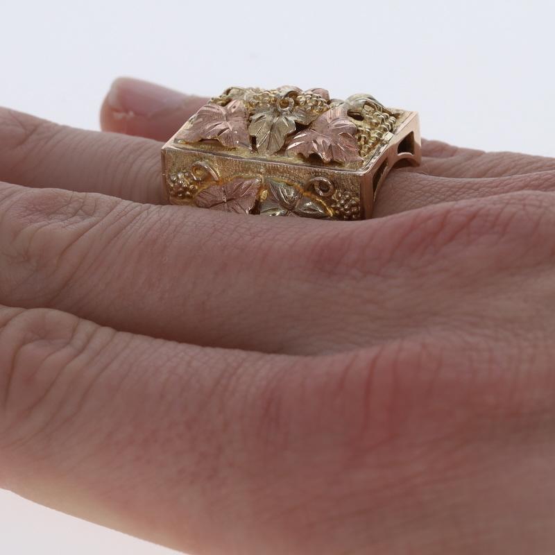 Anillo para hombre de oro amarillo Black Hills - 10k Racimos y hojas de uva en venta 1