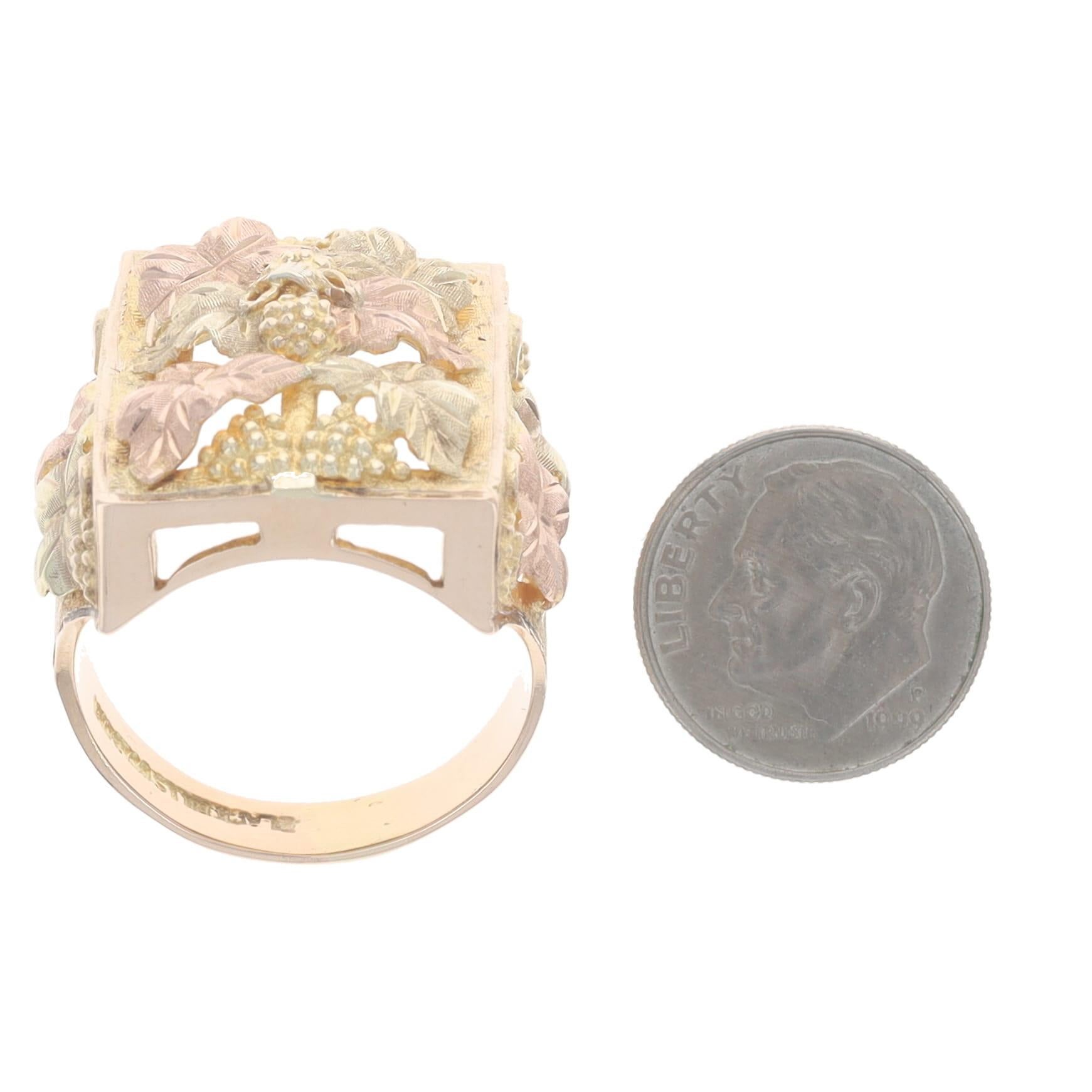 Anillo para hombre de oro amarillo Black Hills - 10k Racimos y hojas de uva en venta 2