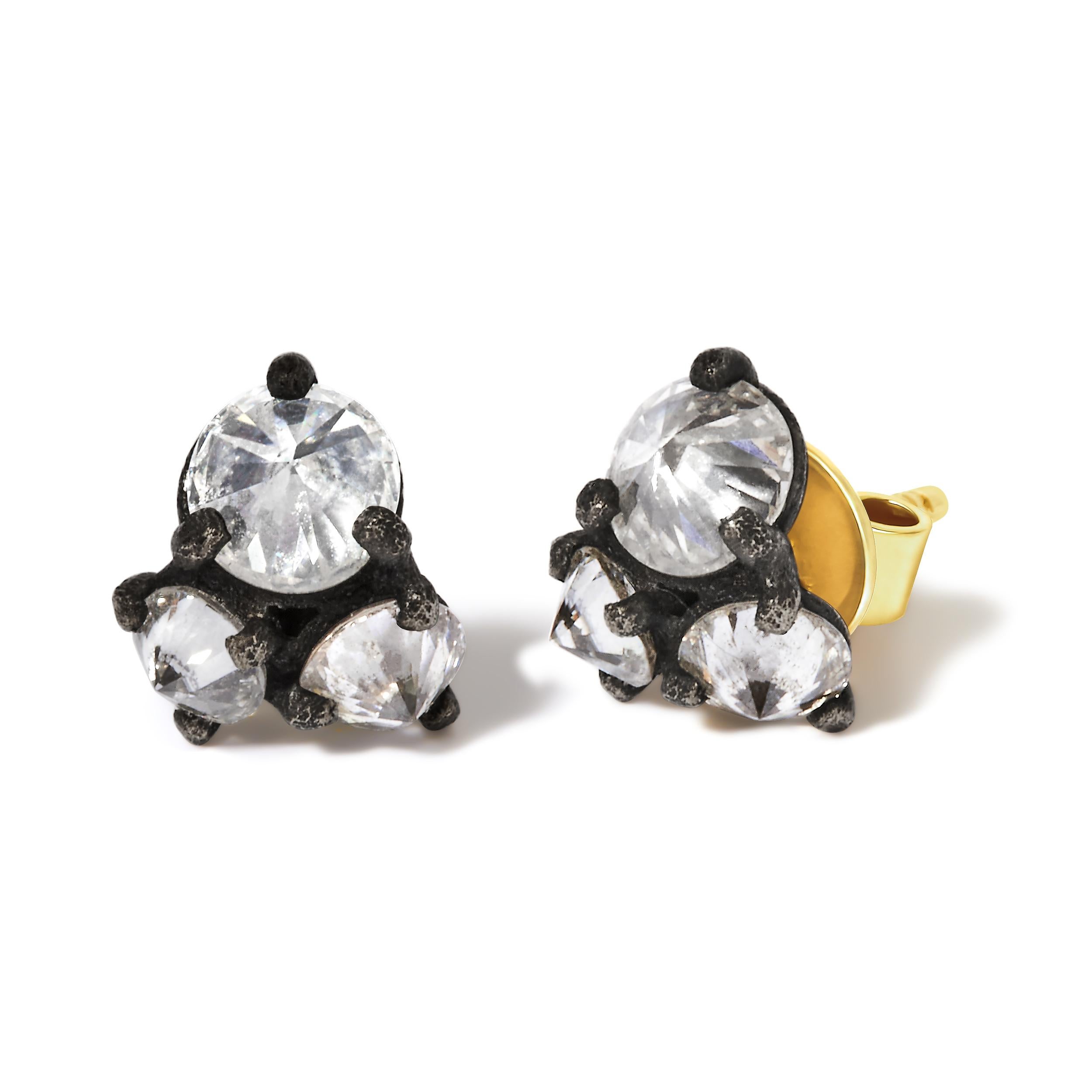 Laissez-vous séduire par l'allure d'une sophistication intemporelle avec nos étonnants clous d'oreilles Trio de diamants en or jaune 14 carats et en serti inversé oxydé noir. Avec un poids total de diamants de 1 1/4 cttw et 6 diamants ronds