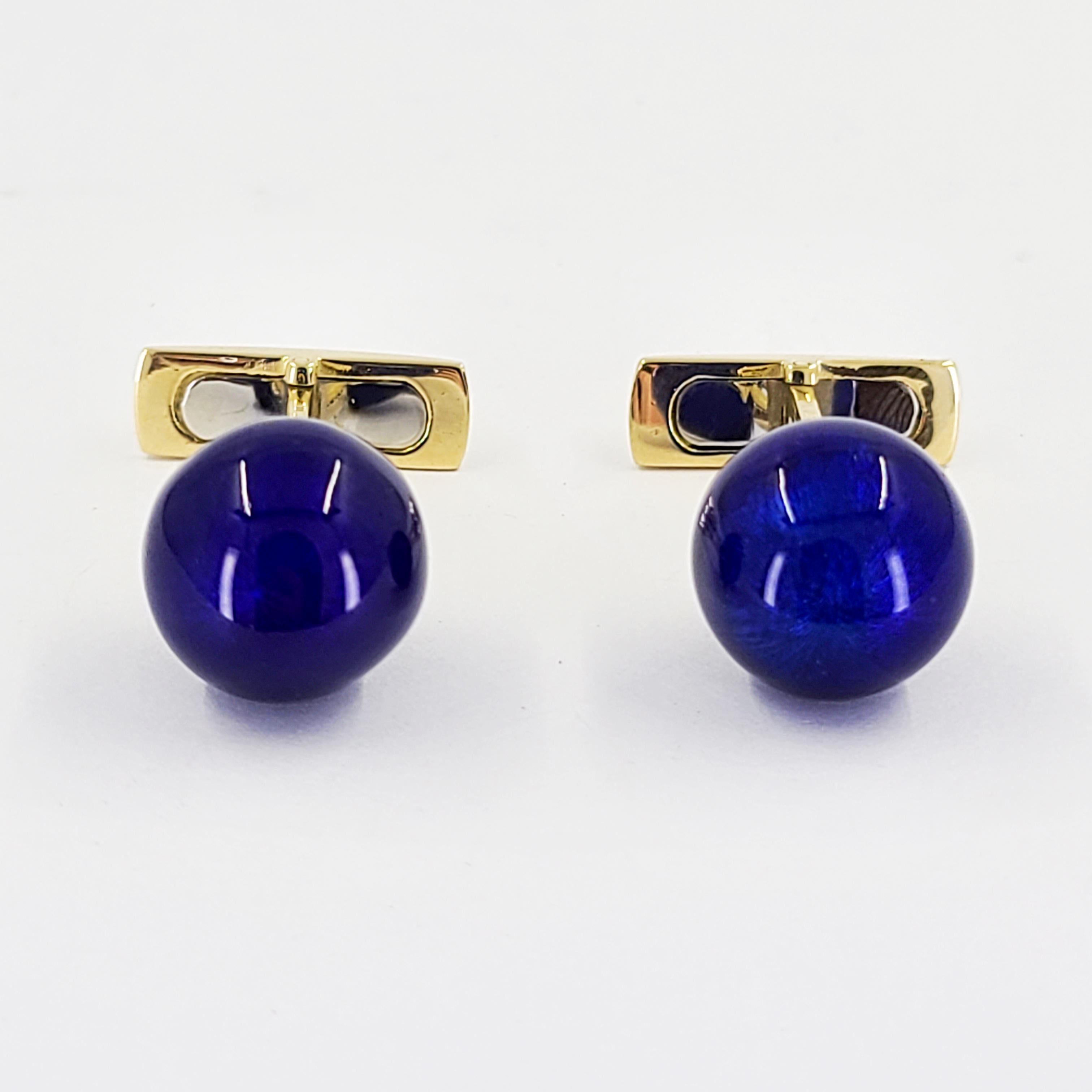 Gemelos redondos de oro amarillo de 18 quilates con esmalte azul y dorso estilo torpedo. El peso final es de 16.6 gramos.