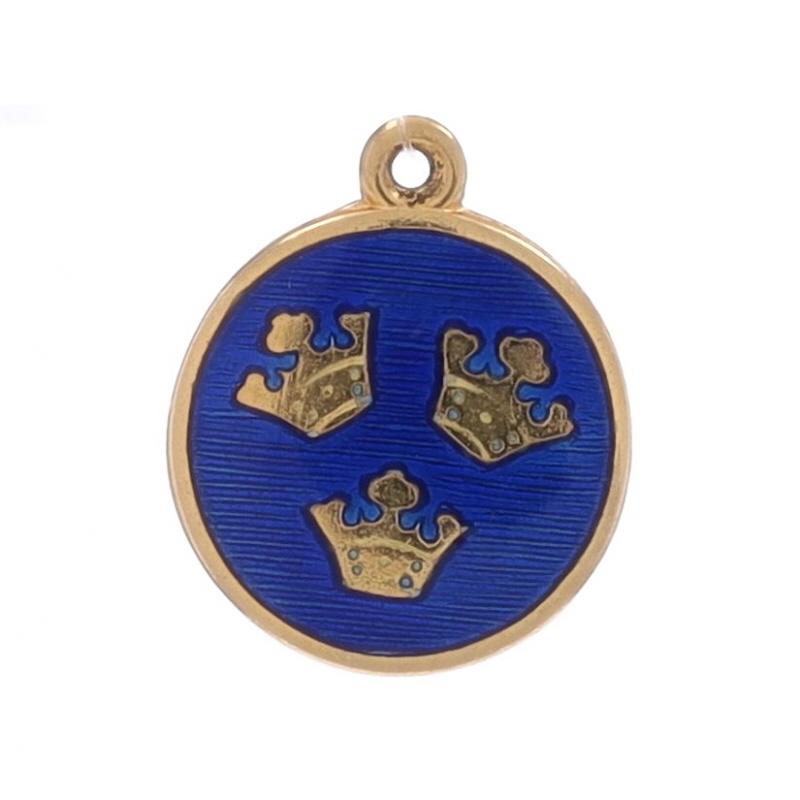Metallgehalt: 18k Gelbgold

MATERIAL Informationen

MATERIAL: Emaille
Farbe: Blau

Thema: Tre Kronor, Schwedische Drei Kronen, Sverige

Messungen

Höhe (ab stationärem Bügel): 9/16