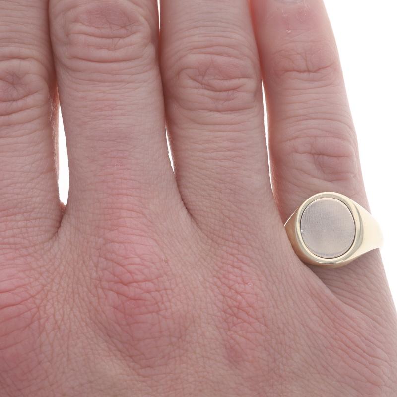 Yellow Gold Blue Lodge Men's Master Mason Flip Ring - 9k Masonic Engrave Signet In Good Condition In Greensboro, NC