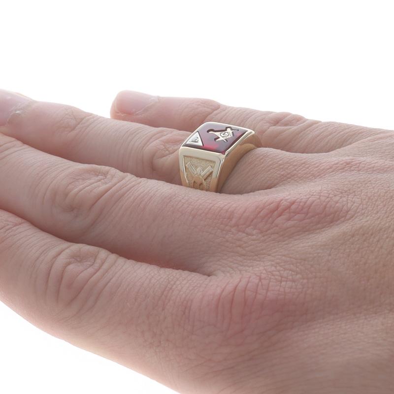 Yellow Gold Blue Lodge Men's Master Mason Ring 10k Lab-Created Ruby Diamond In Good Condition For Sale In Greensboro, NC