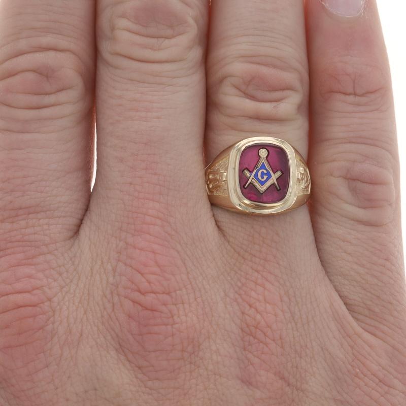 Blauer Lodge Herren Master Mason-Ring aus Gelbgold - 10k Lab-Created Rubin Masonic (Ovalschliff)
