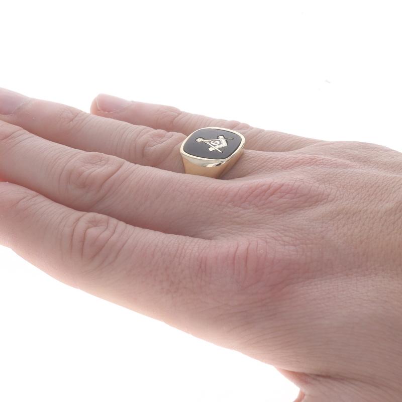 Blauer Lodge Herren Master Mason-Ring aus Gelbgold - 14k Onyx & Emaille Masonic im Zustand „Gut“ im Angebot in Greensboro, NC