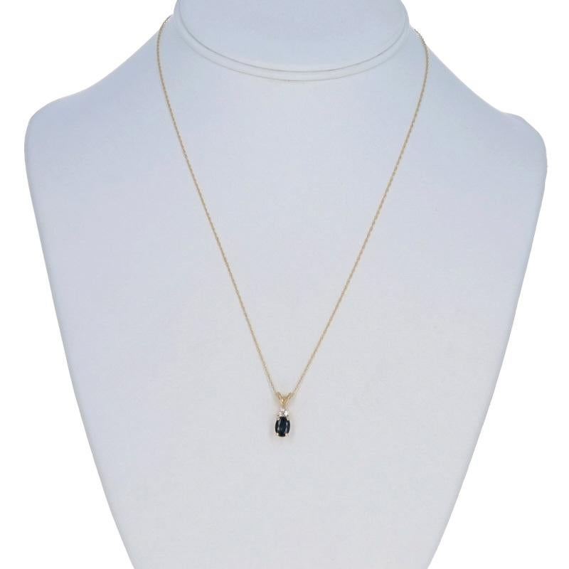 Taille ovale Collier en or jaune avec saphir bleu et diamant 18 1/4