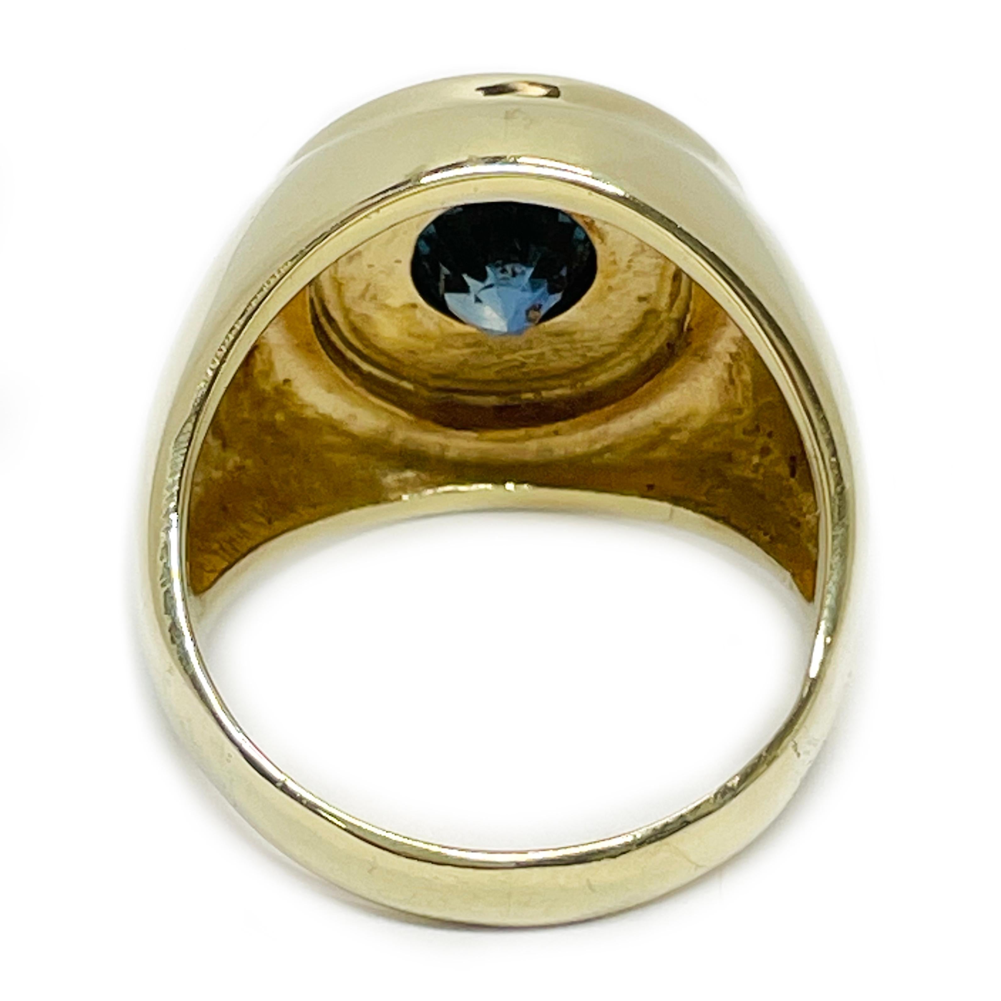 Round Cut Yellow Gold Blue Sapphire Ring For Sale