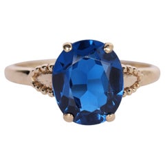 Anillo solitario de oro amarillo con espinela azul