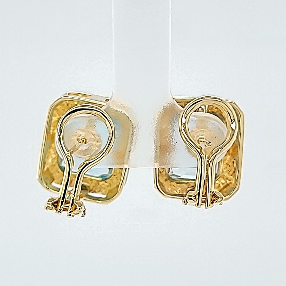 Boucles d'oreilles en or jaune avec lunette en topaze bleue Bon état - En vente à Coral Gables, FL