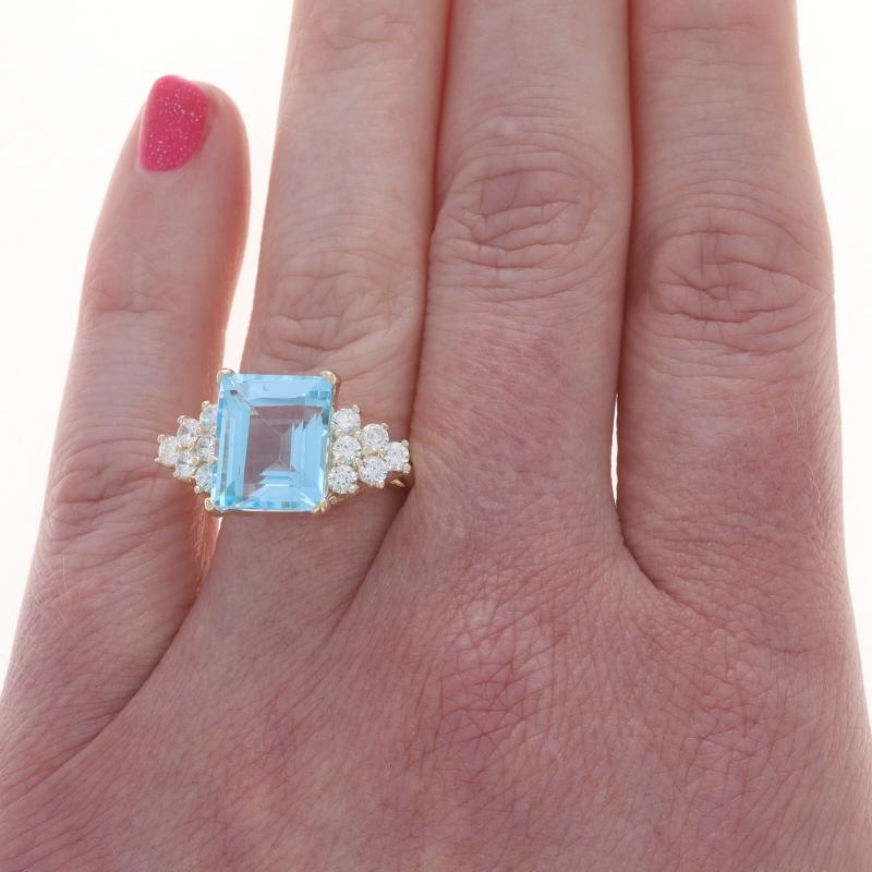 Taille émeraude Bague Cocktail Or Jaune Topaze Bleue Zirconias Cubiques - 14k Emeraude 8.72ctw en vente