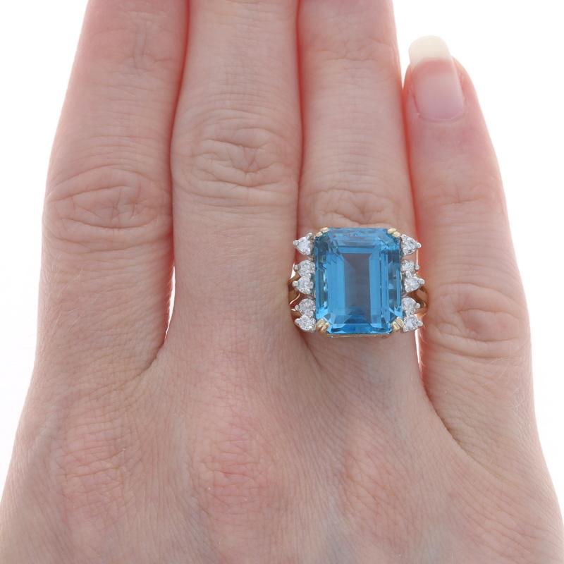 Taille ronde Bague cocktail en or jaune avec topaze bleue et diamant 14k 14.50ctw en vente