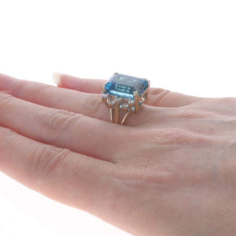 Bague cocktail en or jaune avec topaze bleue et diamant 14k 14.50ctw Pour femmes en vente