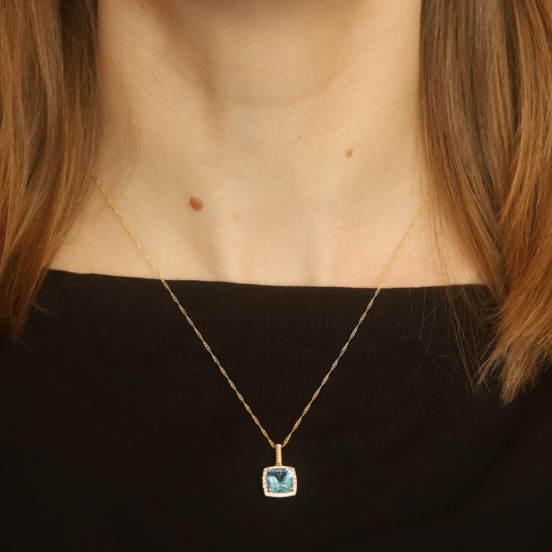Halskette aus Gelbgold mit blauem Topas und Diamant-Halo-Anhänger 18