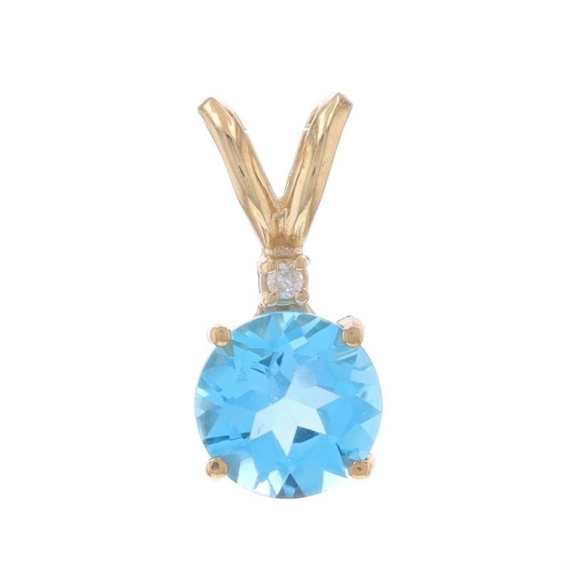 Contenu du métal : Or jaune 10k

Informations sur les pierres
Topaze naturelle
Traitement : Amélioration de routine
Carat(s) : 1.55ct
Coupe : Ronde
Couleur : Bleu

Diamant naturel
Carat(s) : .01ct
Coupe : Brillant rond
Couleur : H
Clarté : I1

Total
