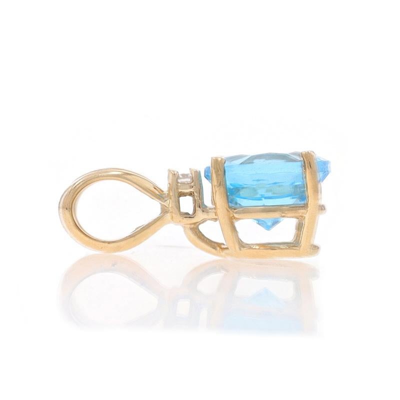 Taille ronde Pendentif en or jaune 10 carats avec topaze bleue et diamants, 1,56 carat en vente