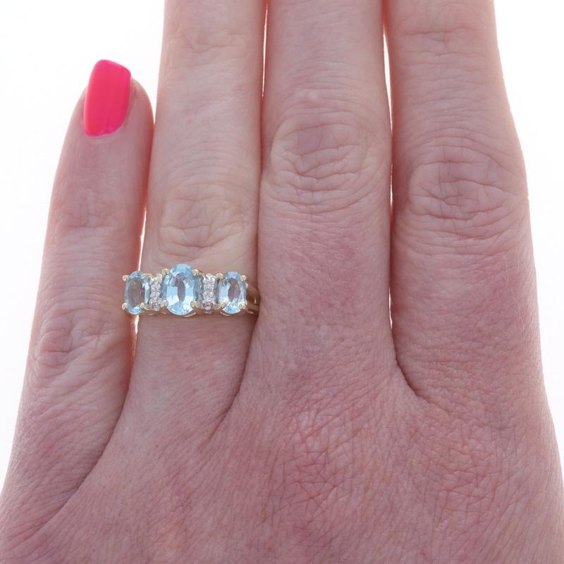 Taglio ovale Anello in oro giallo con diamante Topazio Blu 14k Ovale 2,26ctw Tre pietre in vendita