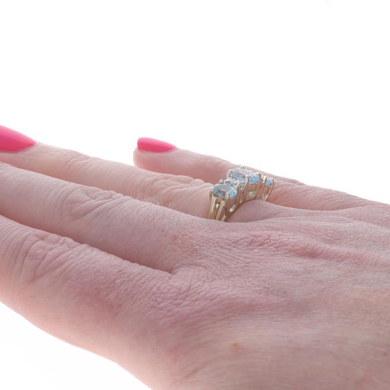 Donna Anello in oro giallo con diamante Topazio Blu 14k Ovale 2,26ctw Tre pietre in vendita