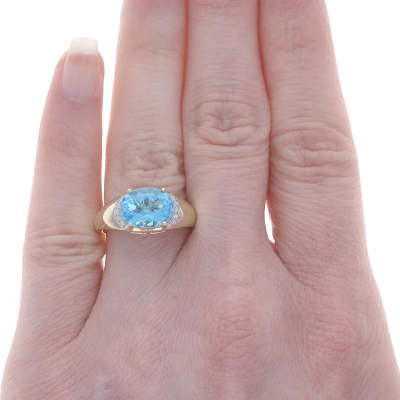 Taille ovale Bague en or jaune 14 carats avec topaze bleue et diamants, 3,58 ctw Est-Ouest en vente