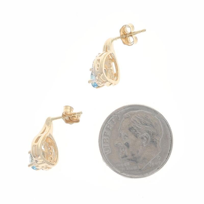 Taille ovale Boucles d'oreilles courtes en or jaune avec topaze bleue et diamant - 14k Oval .66ctw Pierce en vente