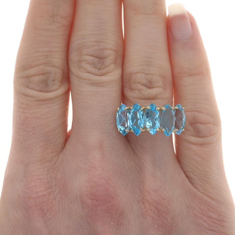 Taglio marquise Anello a cinque pietre in oro giallo con topazio blu - 10k Marquise 6.00ctw in vendita