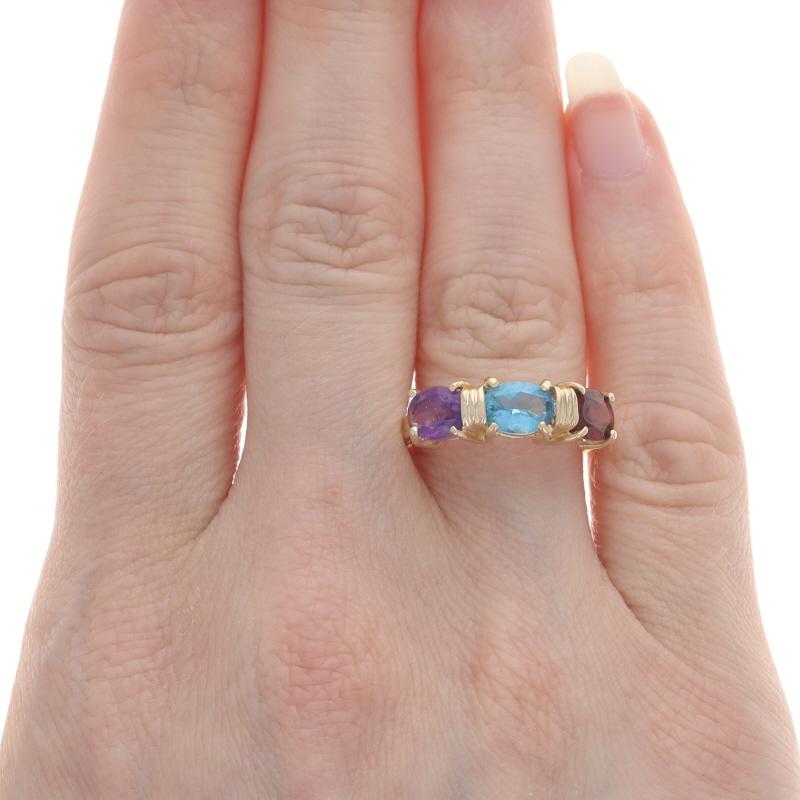 Taille ovale Bague trois pierres en or jaune avec topaze bleue, grenat et améthyste - 10k Oval 2.95ctw en vente