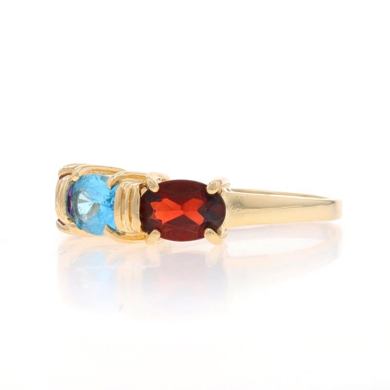 Bague trois pierres en or jaune avec topaze bleue, grenat et améthyste - 10k Oval 2.95ctw Excellent état - En vente à Greensboro, NC