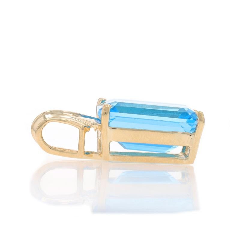 Taille émeraude Pendentif solitaire en or jaune avec topaze bleue taille émeraude 10 carats, 12,89 carats en vente