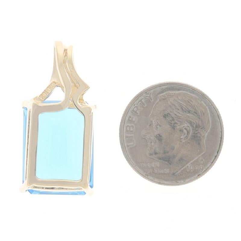 Pendentif solitaire en or jaune avec topaze bleue taille émeraude 10 carats, 12,89 carats Excellent état - En vente à Greensboro, NC