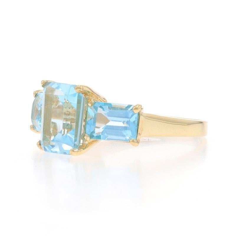 Anello a tre pietre in oro giallo Topazio Blu 10k Smeraldo 5.90ctw In condizioni ottime in vendita a Greensboro, NC