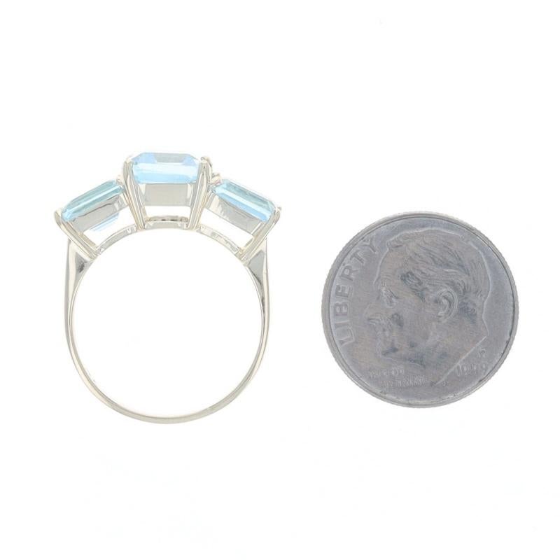 Anello a tre pietre in oro giallo Topazio Blu 10k Smeraldo 5.90ctw in vendita 1