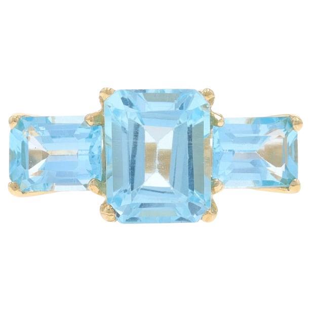 Anello a tre pietre in oro giallo Topazio Blu 10k Smeraldo 5.90ctw in vendita