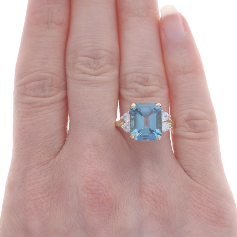 Taille émeraude Bague en or jaune, topaze bleue et saphir blanc - taille émeraude 14 carats 7,81 carats en vente