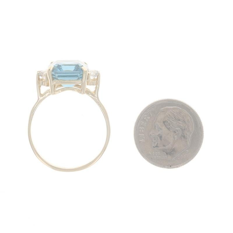 Bague en or jaune, topaze bleue et saphir blanc - taille émeraude 14 carats 7,81 carats en vente 1