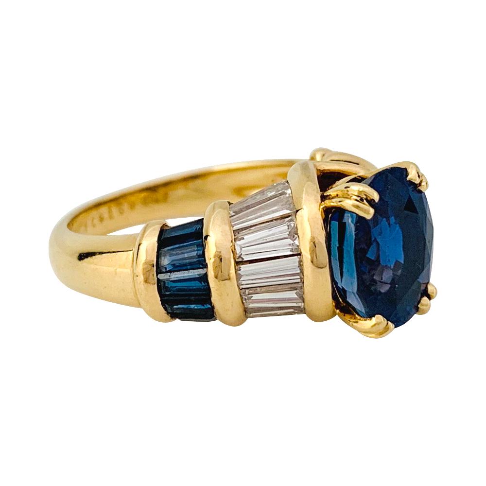 A yellow gold Boucheron ring centered with an about 2,80 carats Sri lanka mined non heated sapphire, shouldered with taper cut diamonds, shouldered with calibrated sapphires. 
Gem Paris Certificate.
Ring size 51 (5.75 US size) slightly