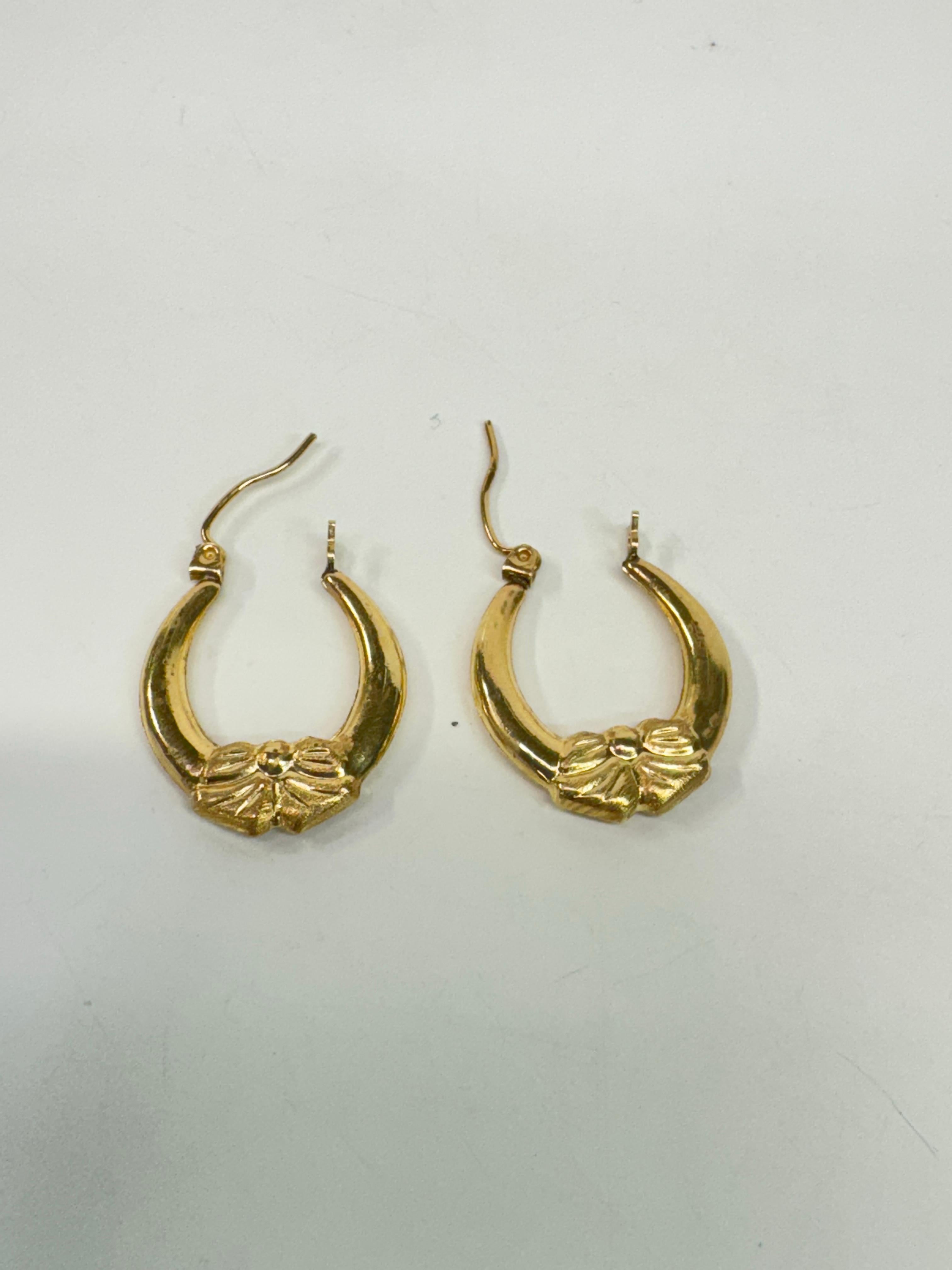 Yellow Gold Bow Hoop Earrings In Good Condition For Sale In Palm Desert, CA