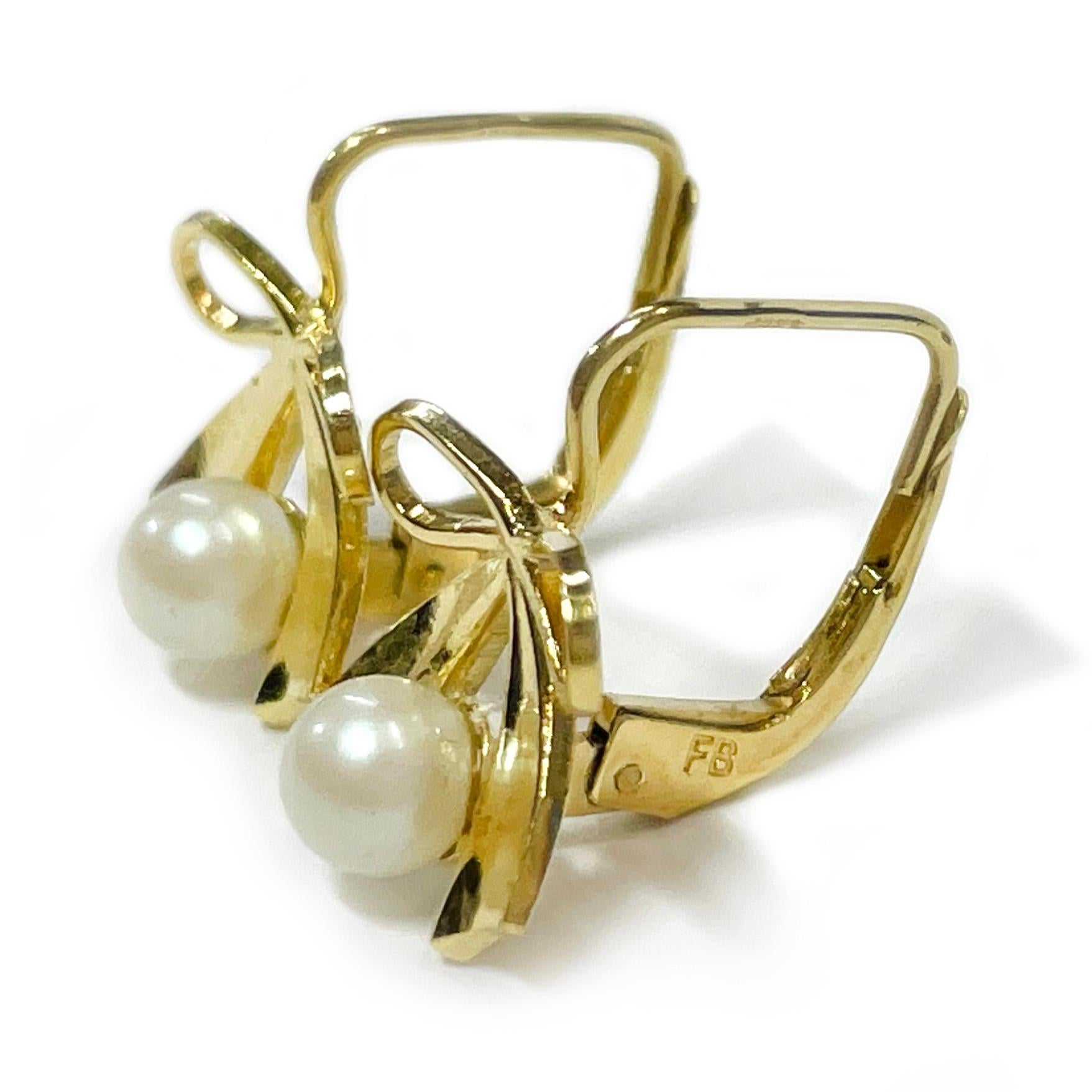 Pendientes de perlas en forma de lazo de oro amarillo de 14 quilates. Estos adorables pendientes tienen un lazo dorado con una sola perla blanca engarzada entre las colas del lazo. Las perlas miden aproximadamente 4,2 mm. Los pendientes miden 14,3