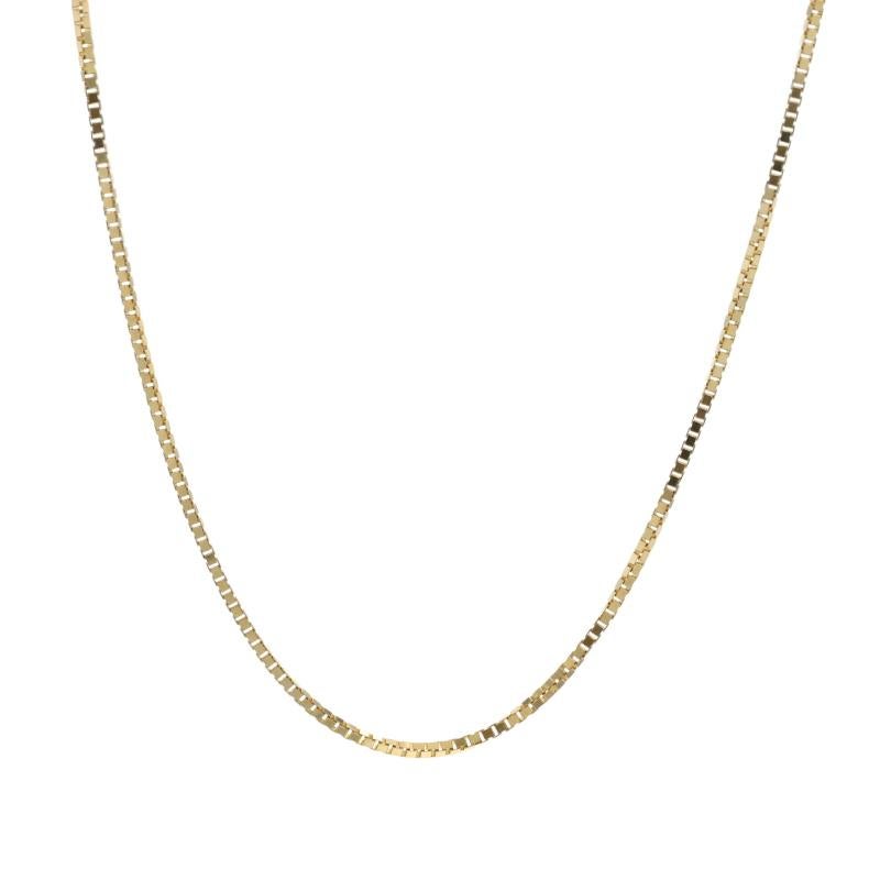 Contenu du métal : Or jaune 14k

Style de chaîne : Boîte
Style du collier : Chaîne
Type de fermeture : Fermoir à anneau à ressort

Mesures

Longueur : 16 pouces
Largeur : 1/16
