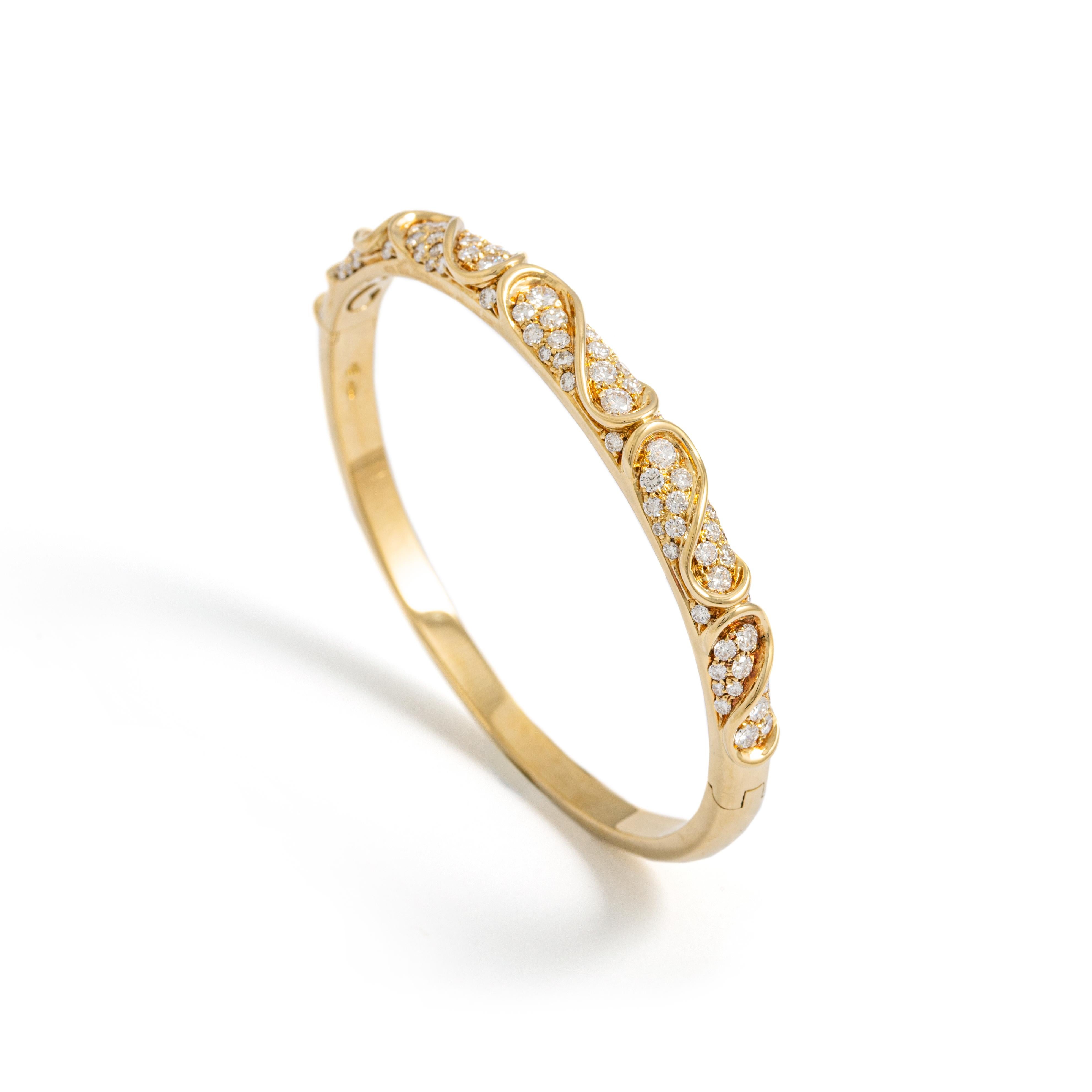 Bracelet en or jaune serti de diamants 2.19cts.
Circonférence intérieure : Environ 16,33 centimètres (6,43 pouces)

Poids total : 25,48 grammes.
Largeur sur le dessus : 0,6 centimètres ( 0,24 pouces).

