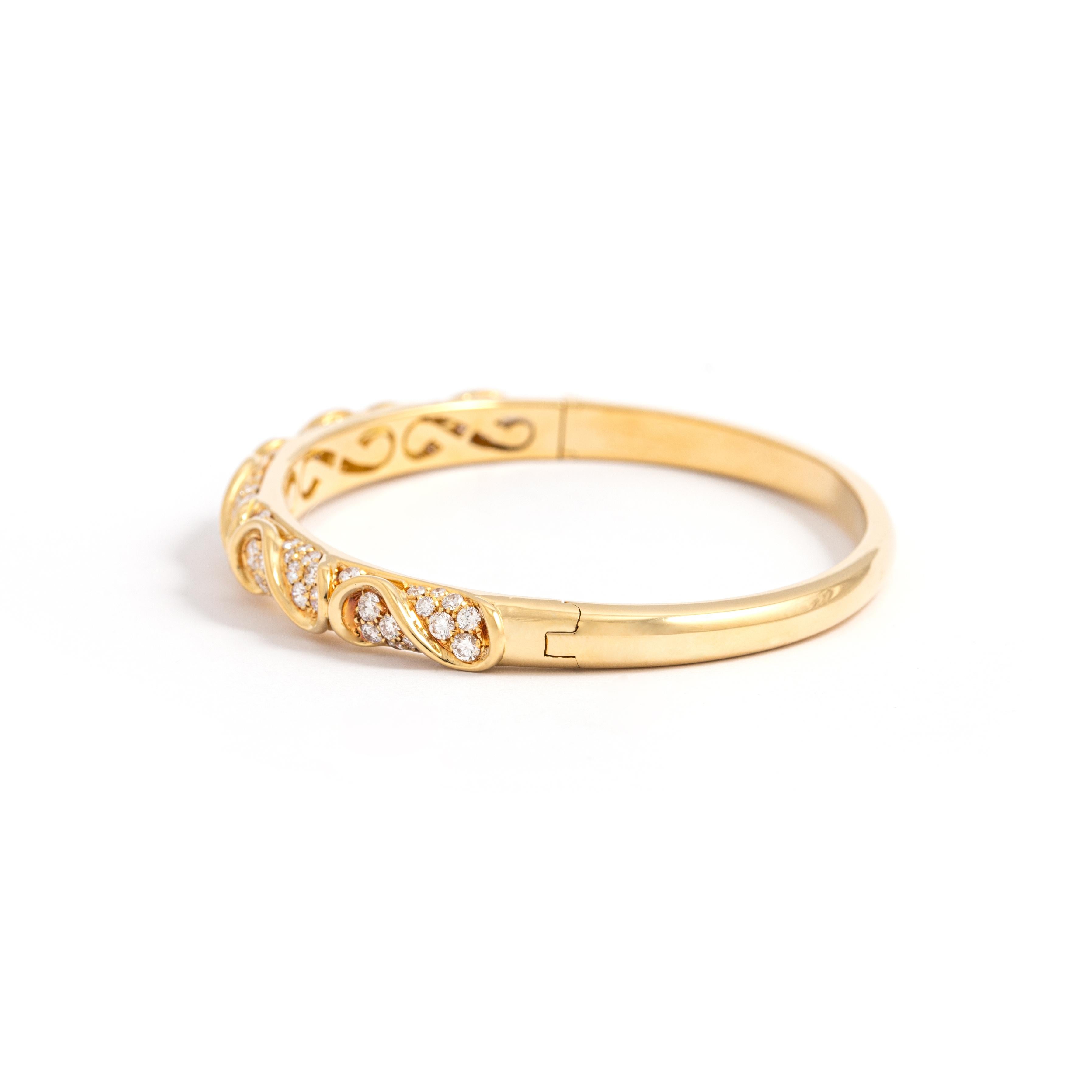 Round Cut Yellow Gold Bracelet Set with Diamonds For Sale