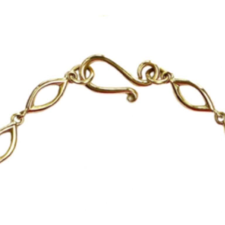 Bracelet en or jaune avec citrine, améthyste et diamants

Esther Eyre conçoit et fabrique des bijoux précieux depuis plus de vingt ans. Elle a suivi une formation à Kingston et Middlesex et a obtenu une licence en conception de bijoux en 1982.
