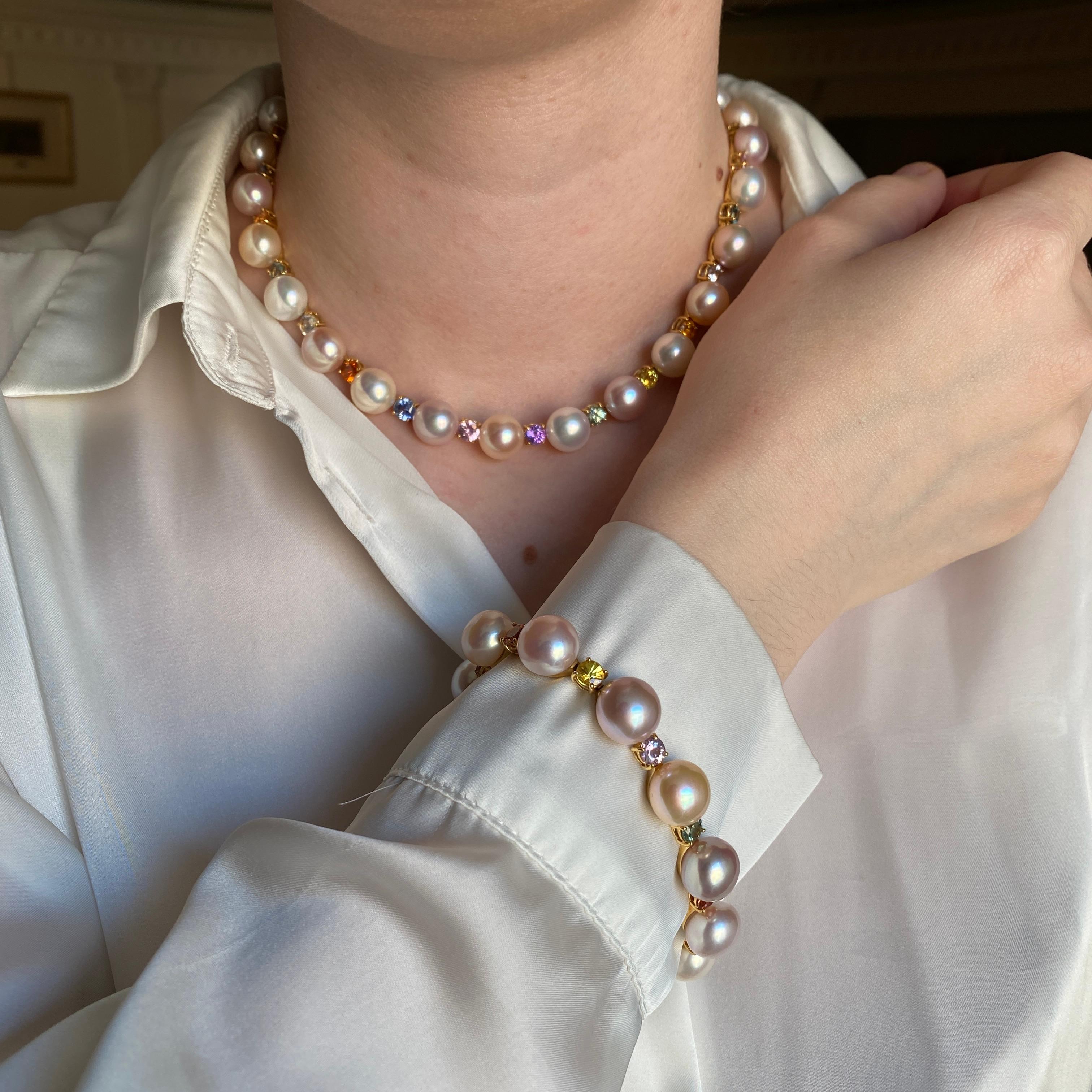 Bracelet en or jaune avec perles et saphirs multicolores - 3,20 ct en vente 1