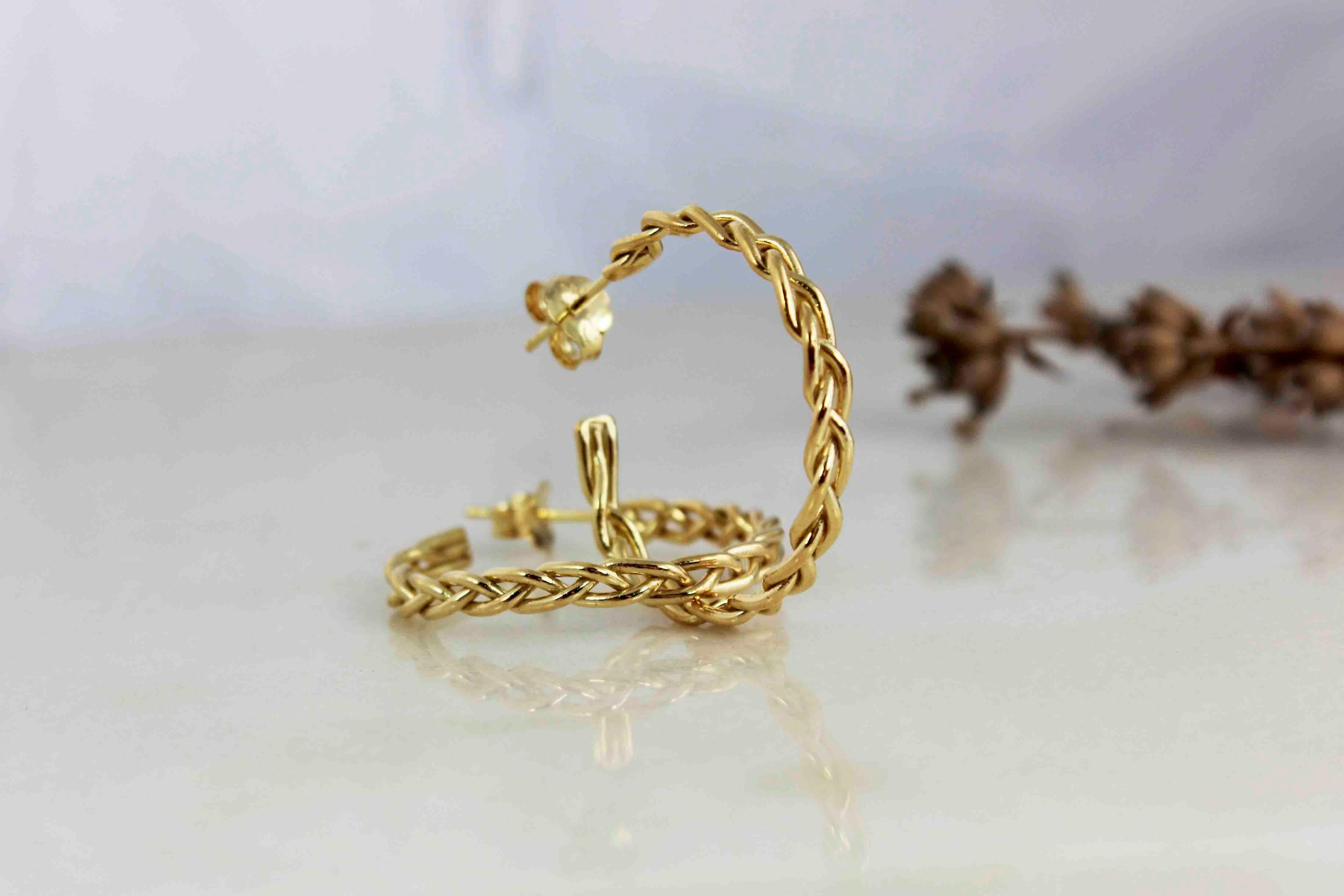 This is an alternative to the ordinary hoops, the Braided Hoop Earrings made from 9K yellow gold.

They could be perfect for any occasion.

Easy to wear, from day to night.