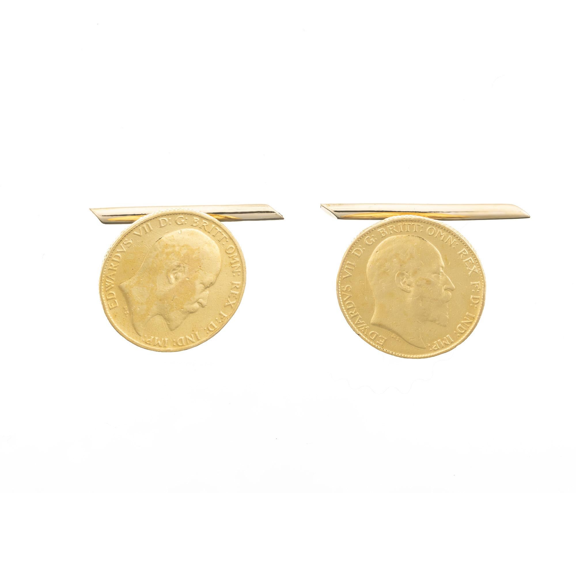 1940's British 18k Gelbgold voll souverän Manschettenknöpfe. Ein Paar Münzen aus den Jahren 1906 und 1908 wurde in Manschettenknöpfe umgewandelt und mit Ketten und Barren aus 18 Karat Gelbgold auf der Rückseite der Münzen versehen. Diese