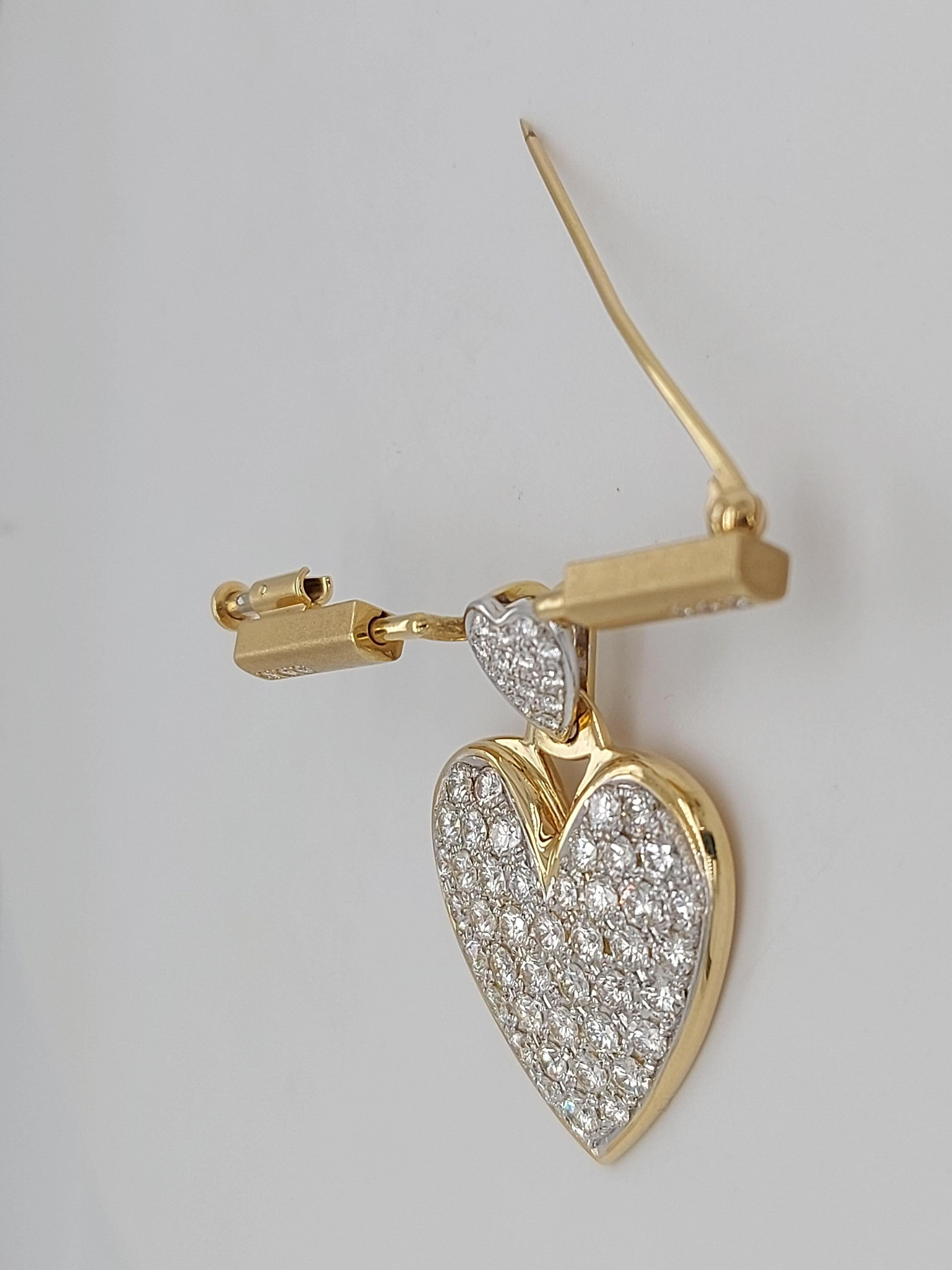 Broche en or jaune avec cœur pavé de diamants pendants Downs en vente 8