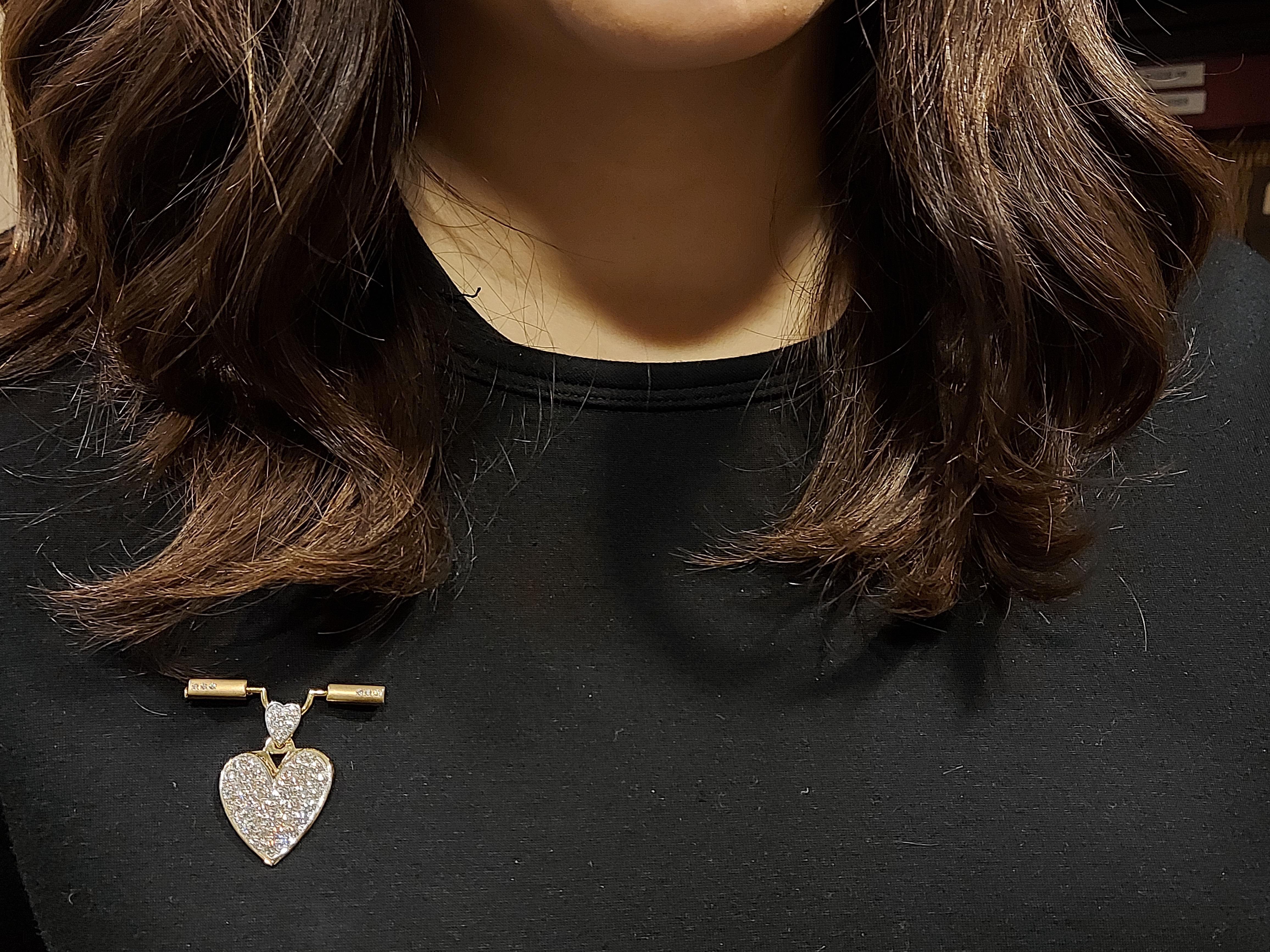 Broche en or jaune avec cœur pavé de diamants pendants Downs en vente 13