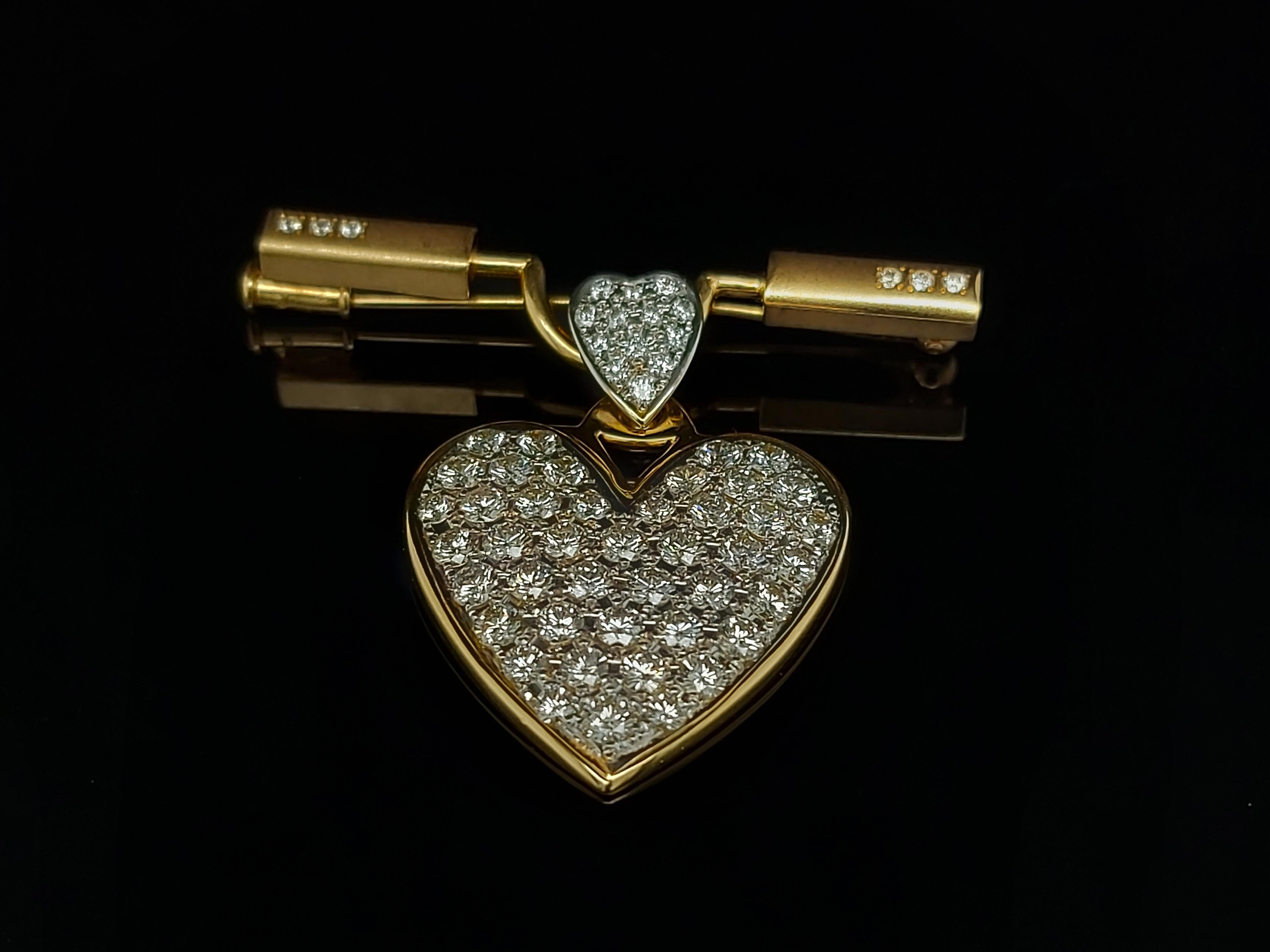 Stunning Yellow Gold Brooch with Diamond Heart Pavé diamonds set Dangling Down

Diamonds: Brilliants cut diamonds together 2.54ct D/E Loupe clean/VVS Top quality

Material: 18 kt solid yellow gold

Total weight: 19.5 gram / 0.685 oz / 12.5 dwt